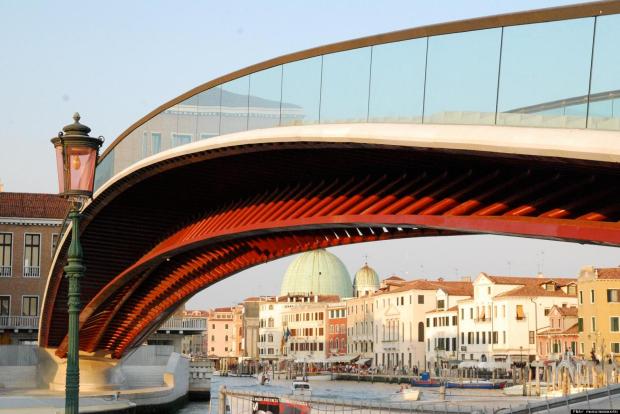 Uno de los puentes mas polémicos de Santiago Calatrava en Venecia, actualmente utilizado como Pista de Patinaje.