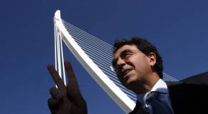 El arquitecto Santiago Calatrava y uno de sus puentes mas famosos en Valencia.